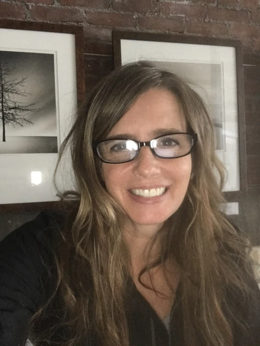 woman is working on the laptop