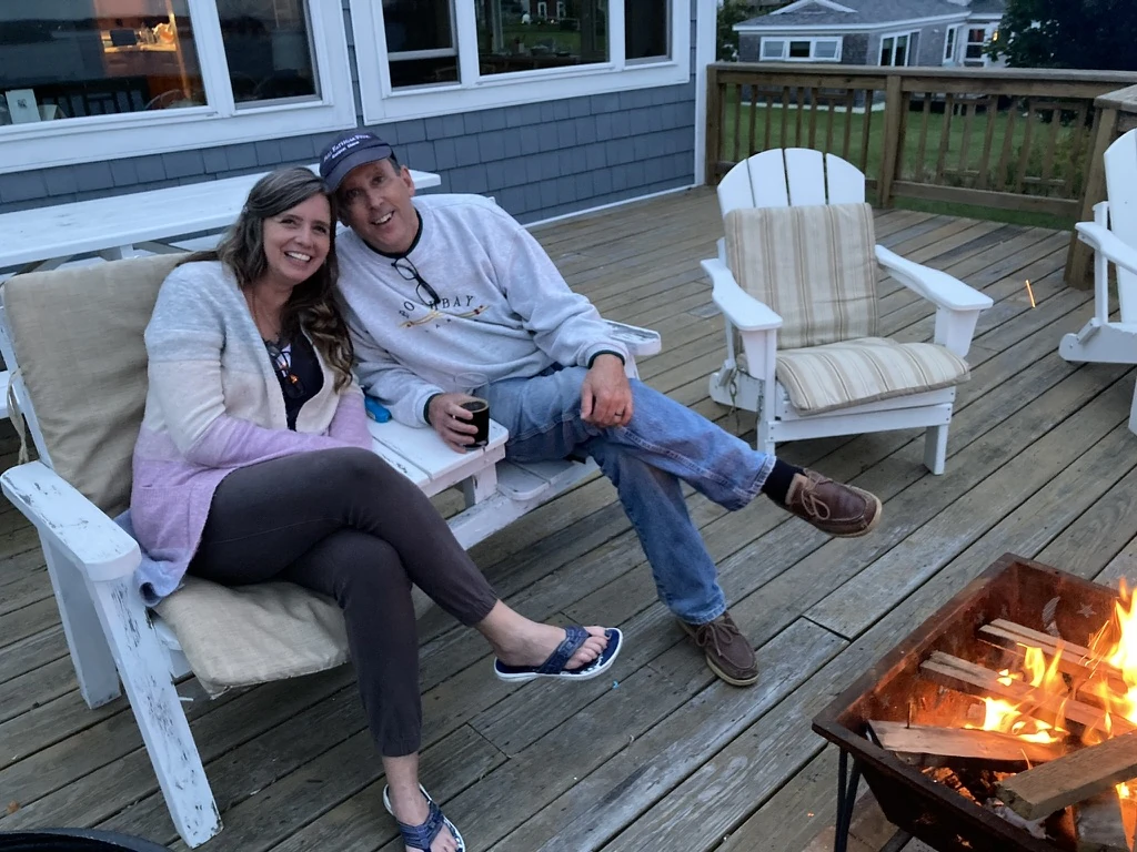 woman is working on the laptop