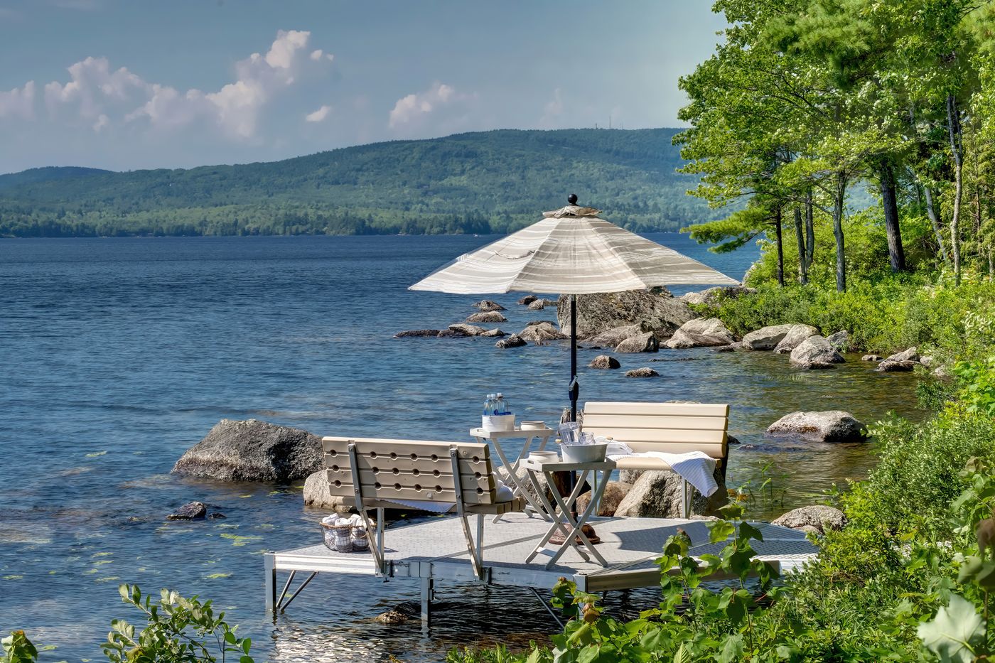 Lounge by the lake. Isle Wood is sited with a western exposure to capture 180-degree lake views
