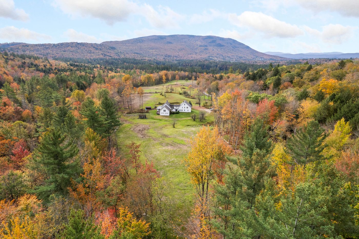 Cobble Hill Farm is close to downhill and cross-country skiing. Views of Glebe Mountain.