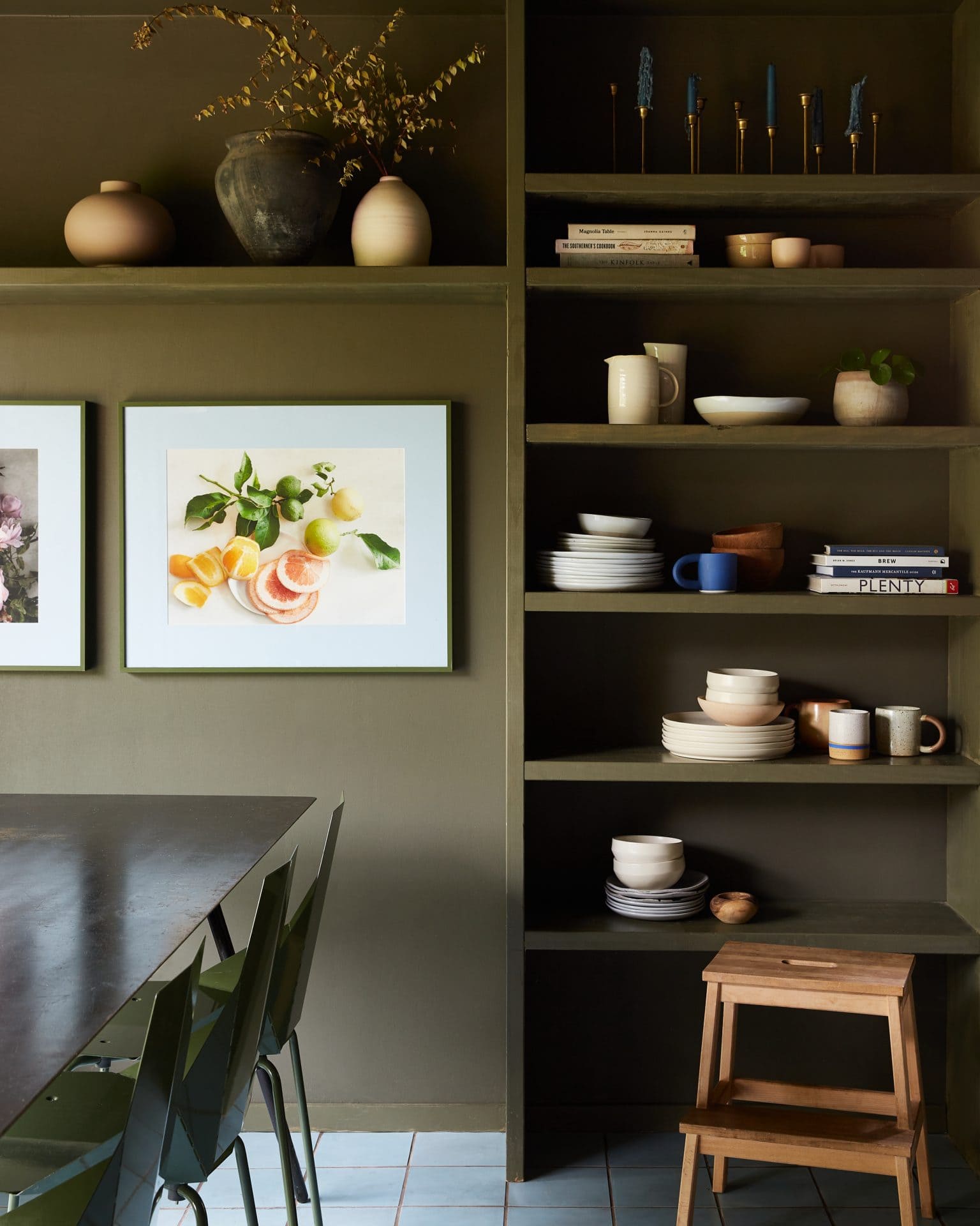 Green kitchen shelves with contrasting elements