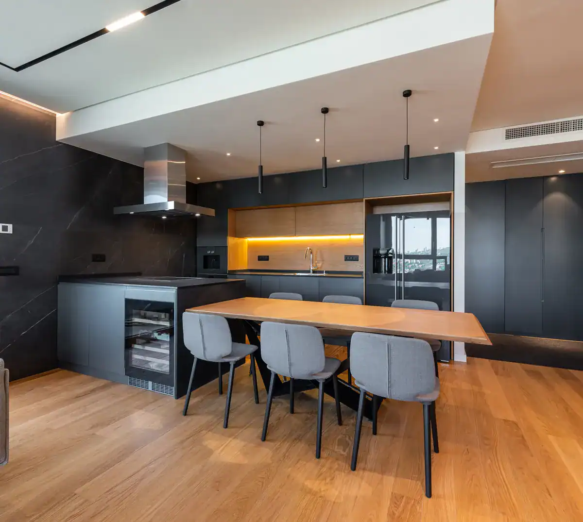 Kitchen and dining room with a parquet floor