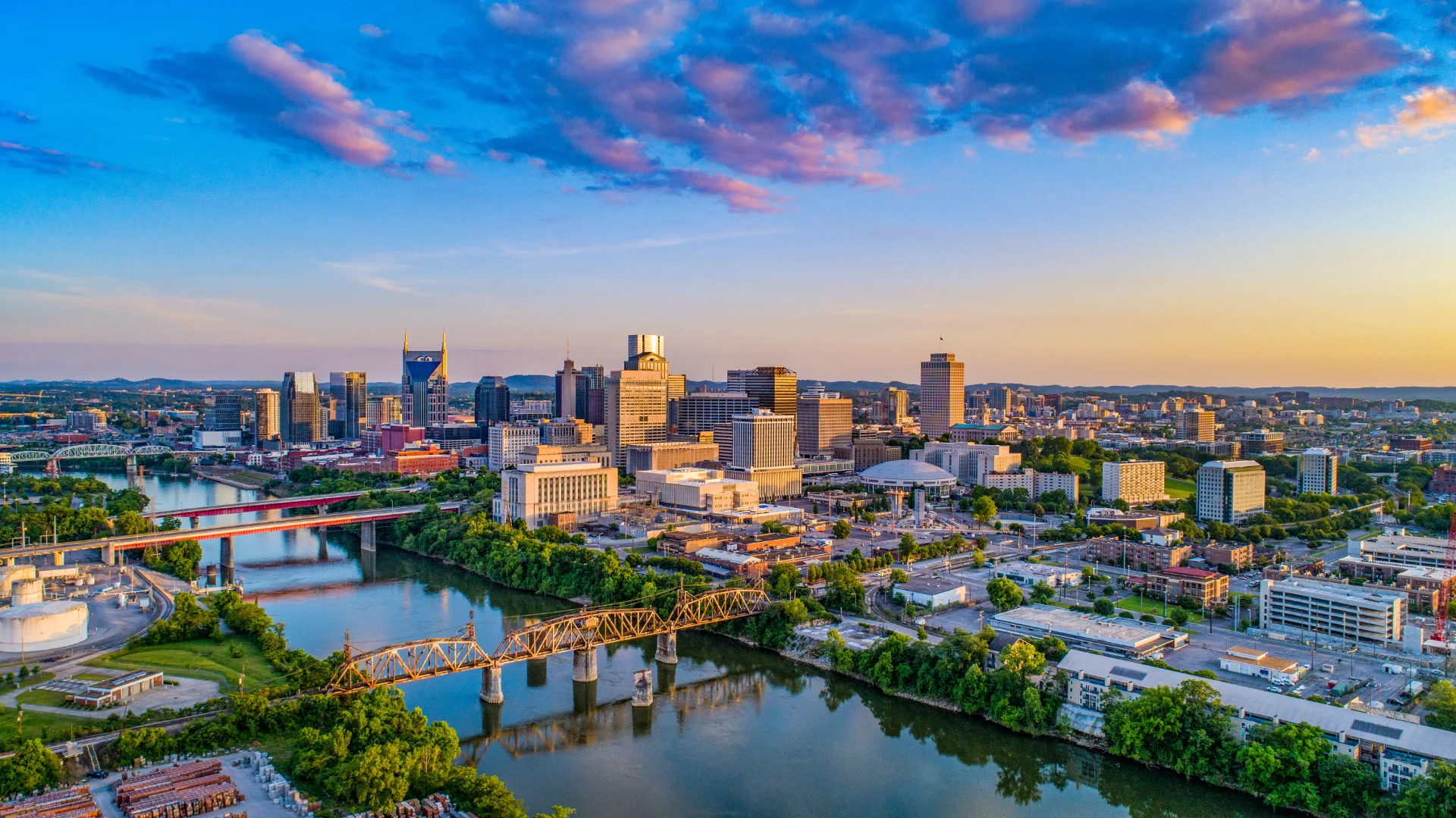 Nashville, Tennessee skyline at dusk