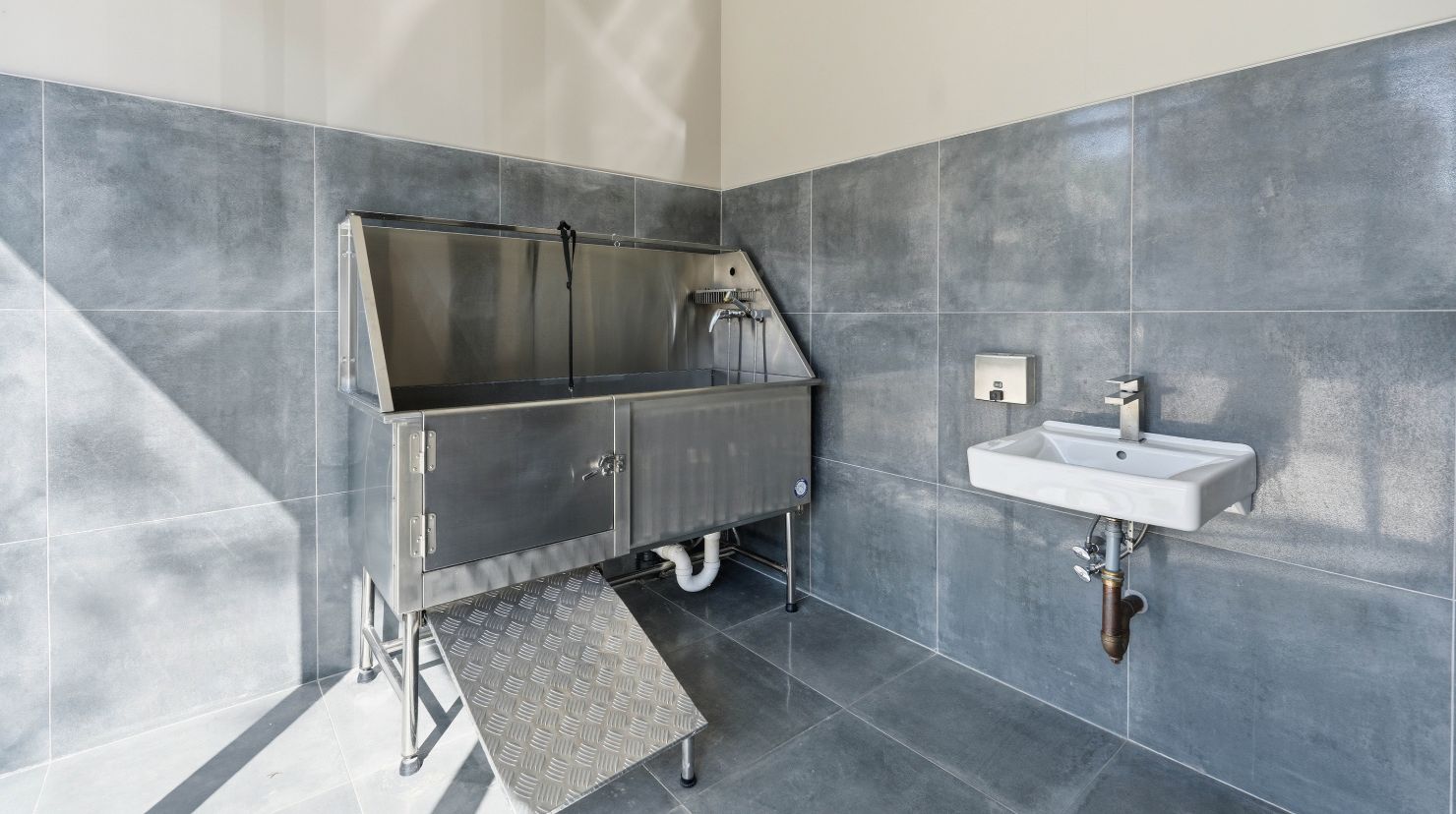 656 Saratoga Pet Wash Station - Pet Friendly Condos in East Boston