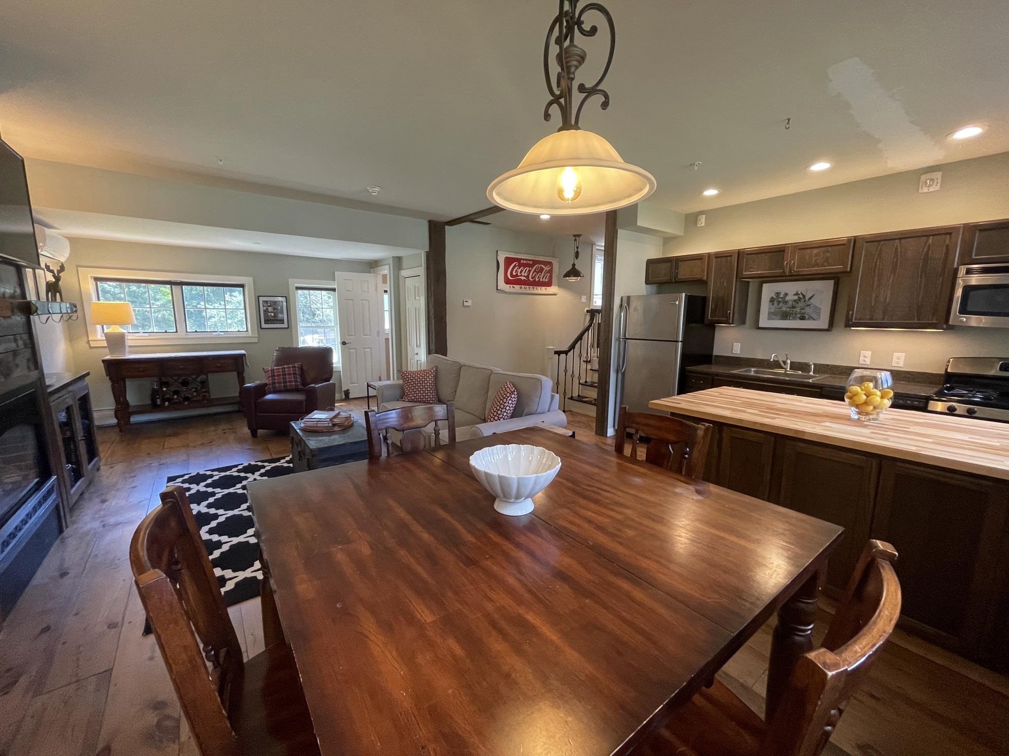 1589 Main Street - dining room