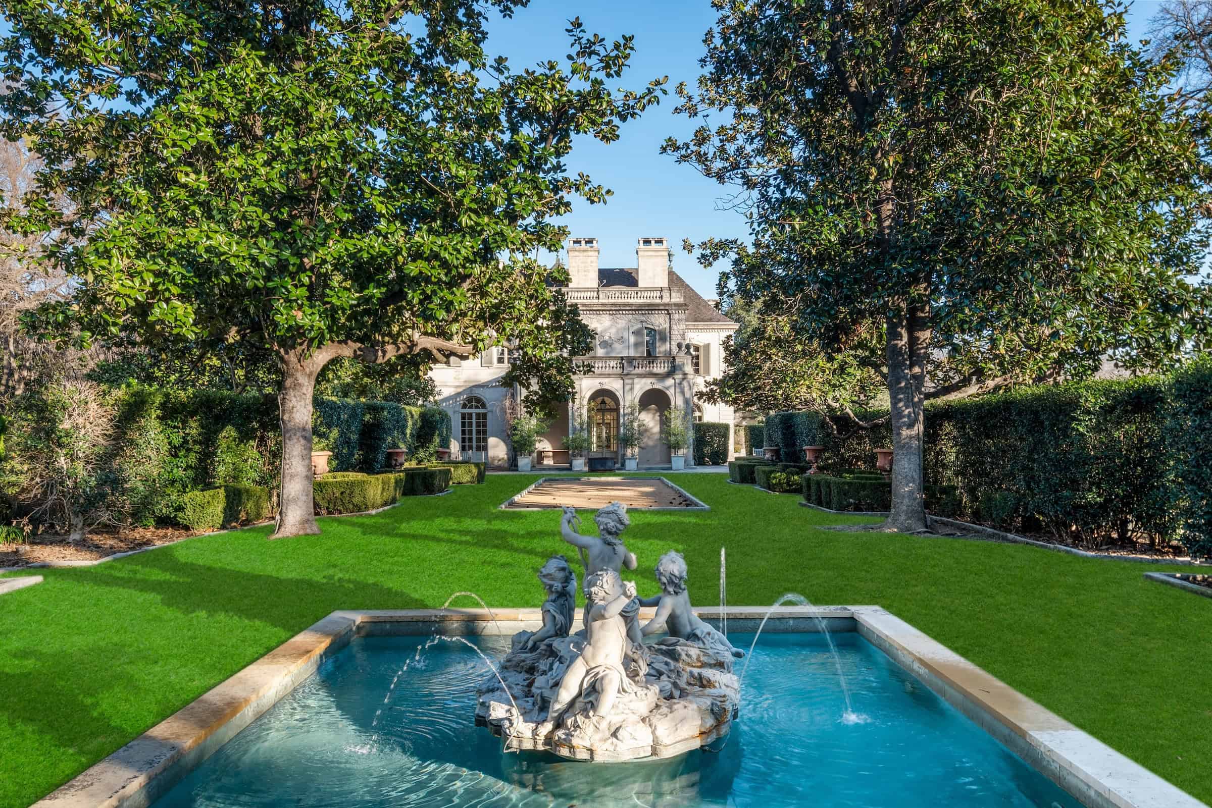 Luxury Courtyard with Fountain