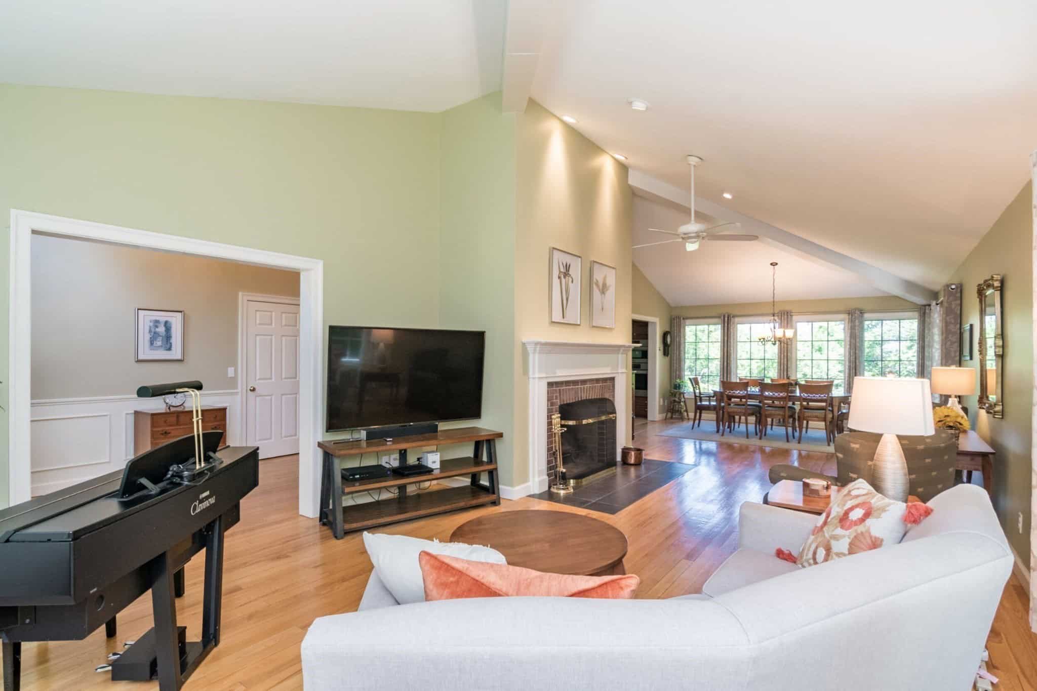 26 Briar Hill Rd Williamsburg Living Room