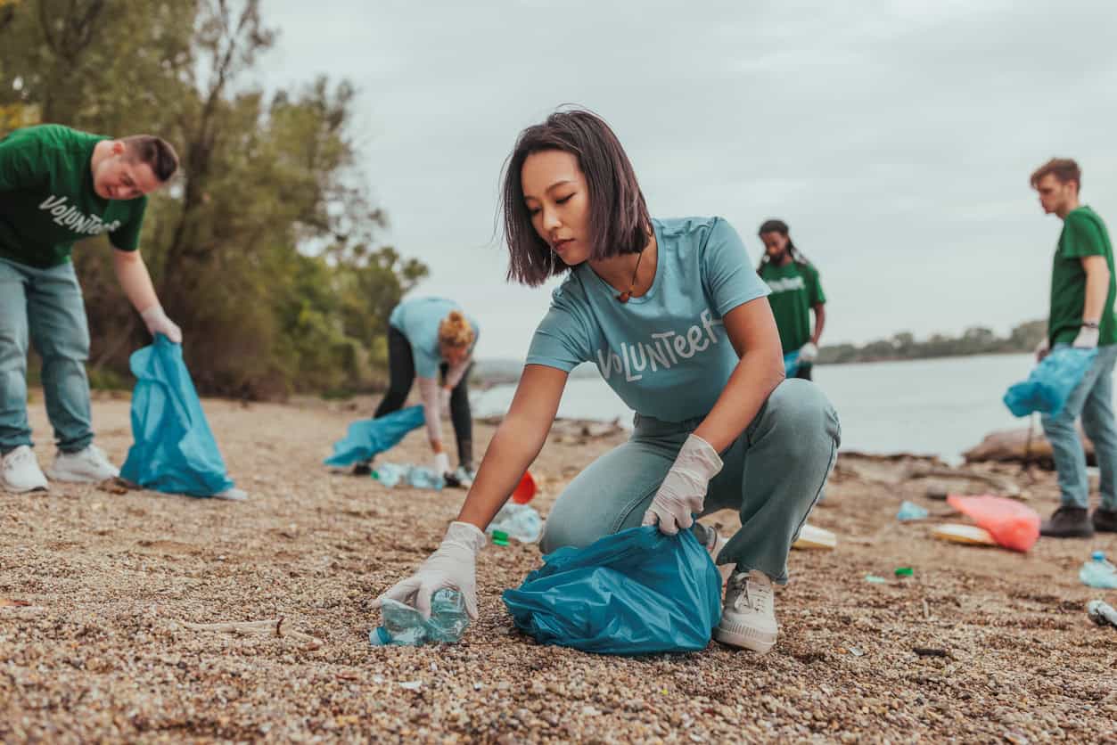 river cleanup volunteers