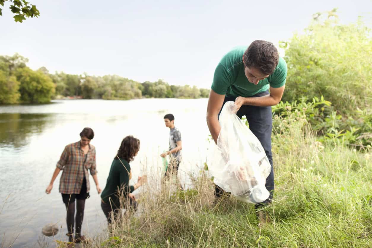 river cleanup volunteers