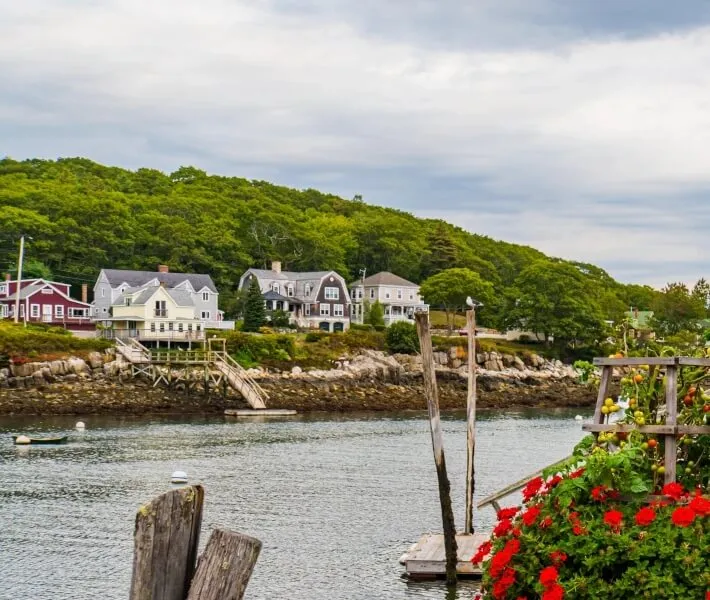 A cozy Maine cottage with an ocean view
