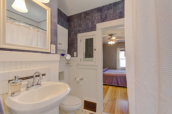 4527 zuni street bathroom