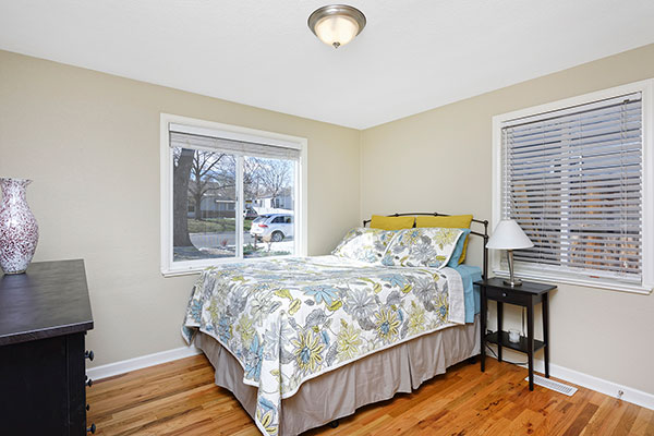 4820 clay st living room