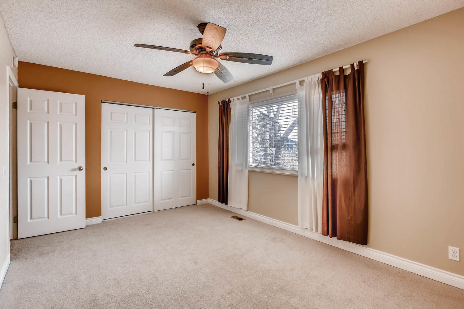 Hallcrafts-Village-East-bedroom