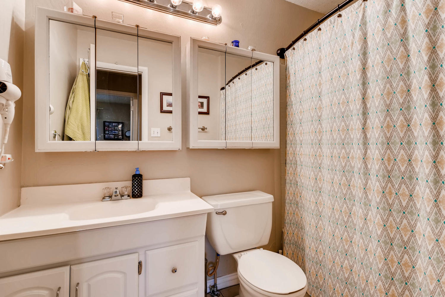 Holly-Hills-bathroom