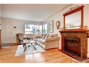 To sell homes quickly, here's how you stage and photograph it.