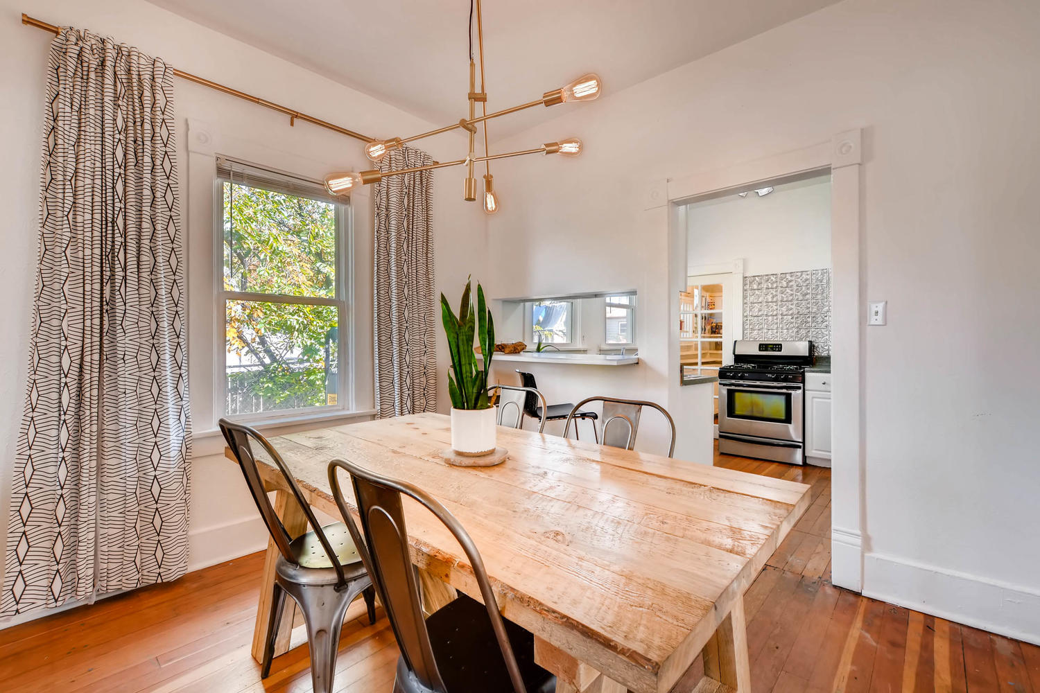 Villa-Park-dining-room