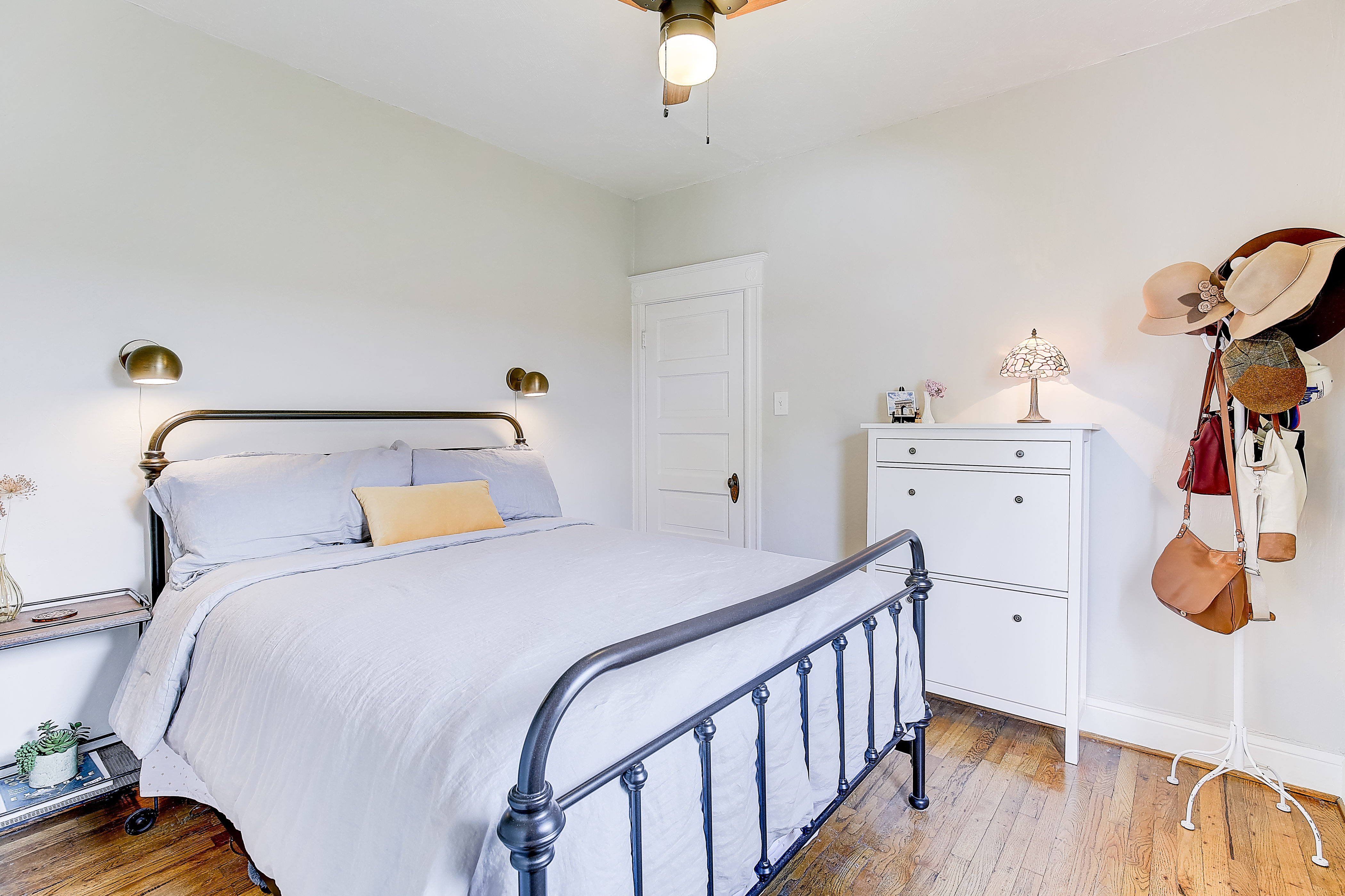 South-Broadway-Heights-bedroom