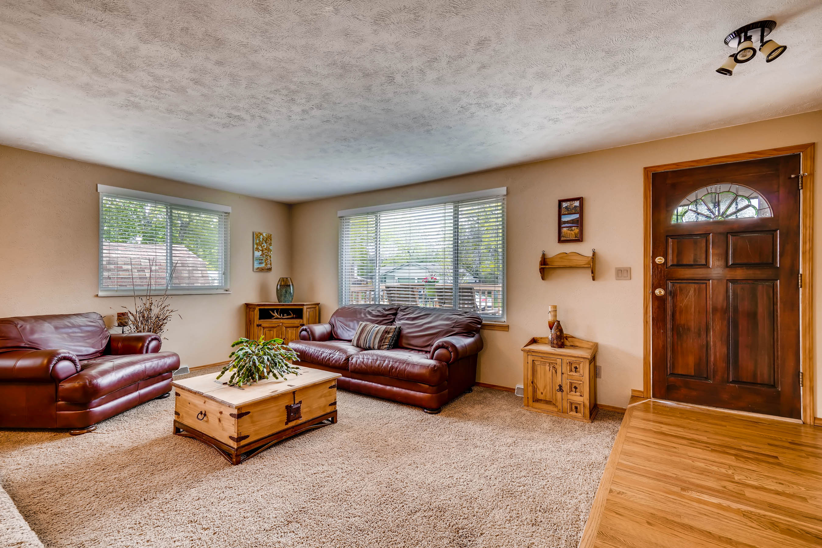 Pomona-Lakes-living-room