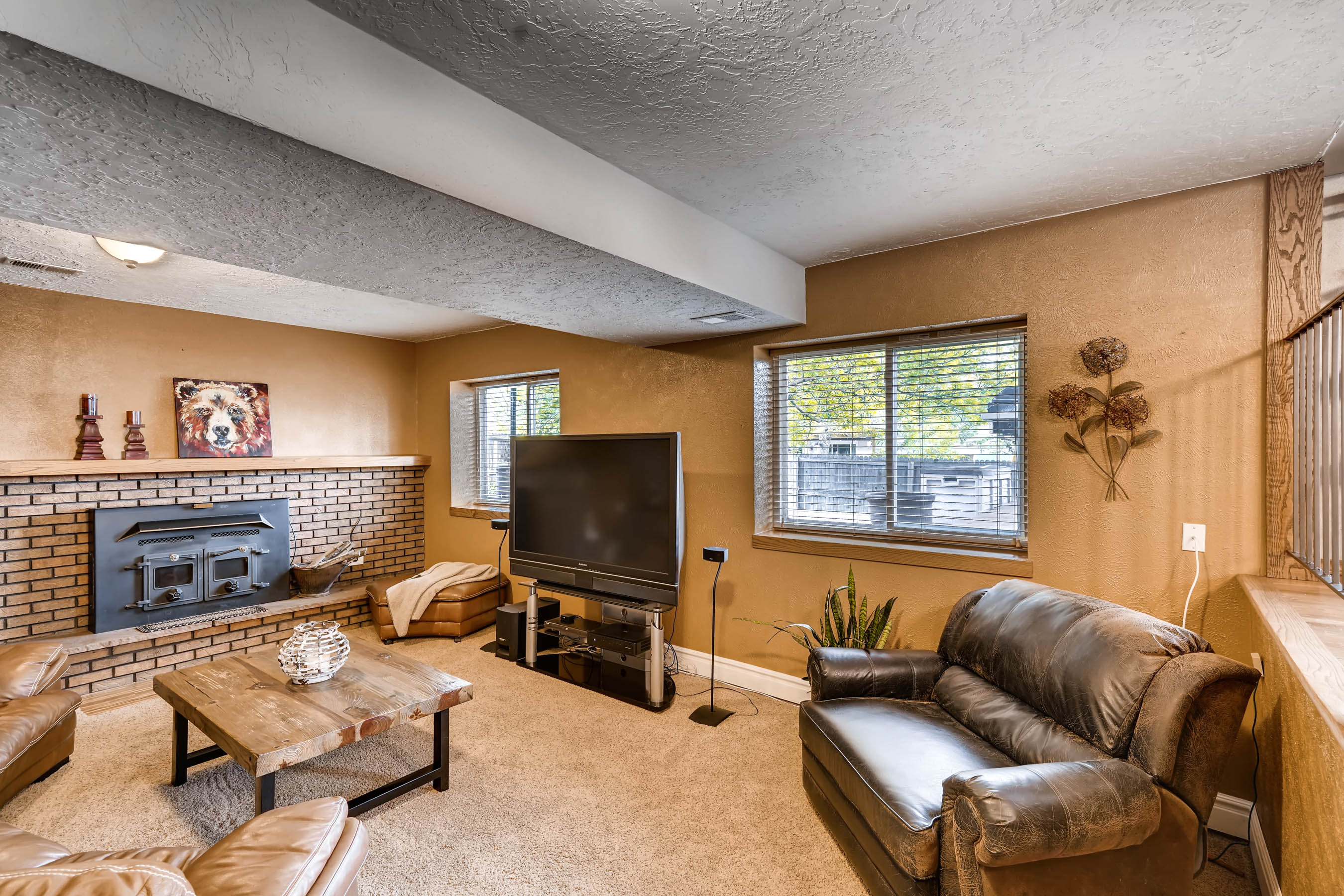 Pomona-Lakes-family-room
