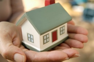 houseinhand_320_01.