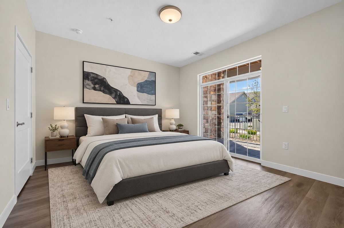 Bedroom with a sliding door to the balcony at Hunters Chase