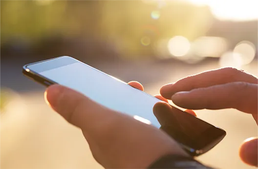 hands with phone